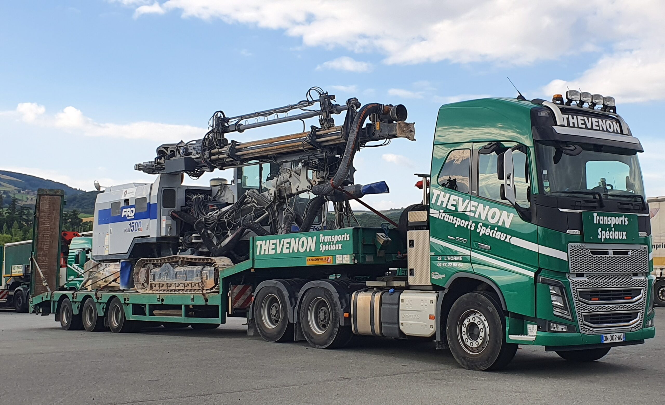 Remorques surbaissées porte-engin : l’indispensable du transport d’engins lourds