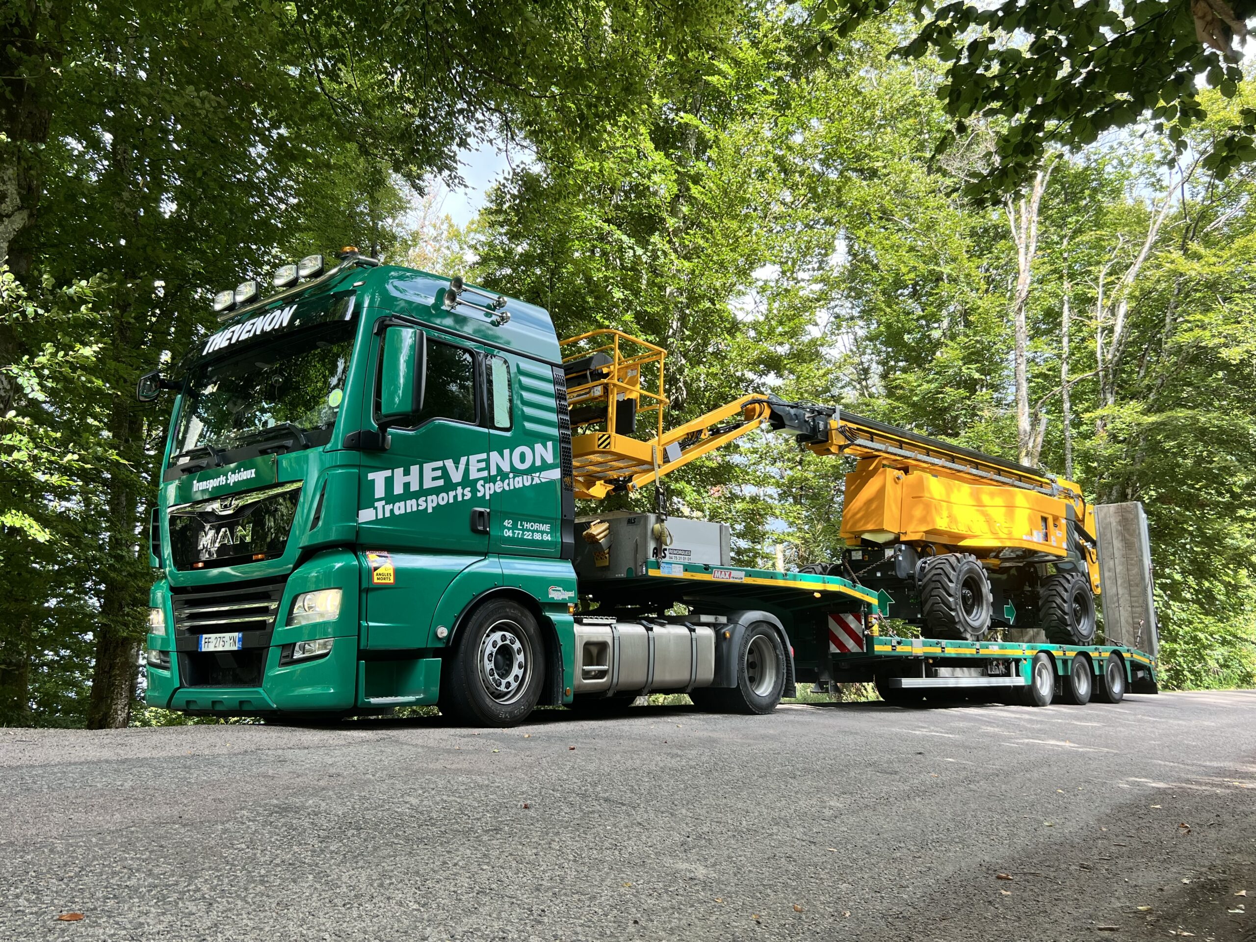 Remorques surbaissées porte-engin : l’indispensable du transport d’engins lourds