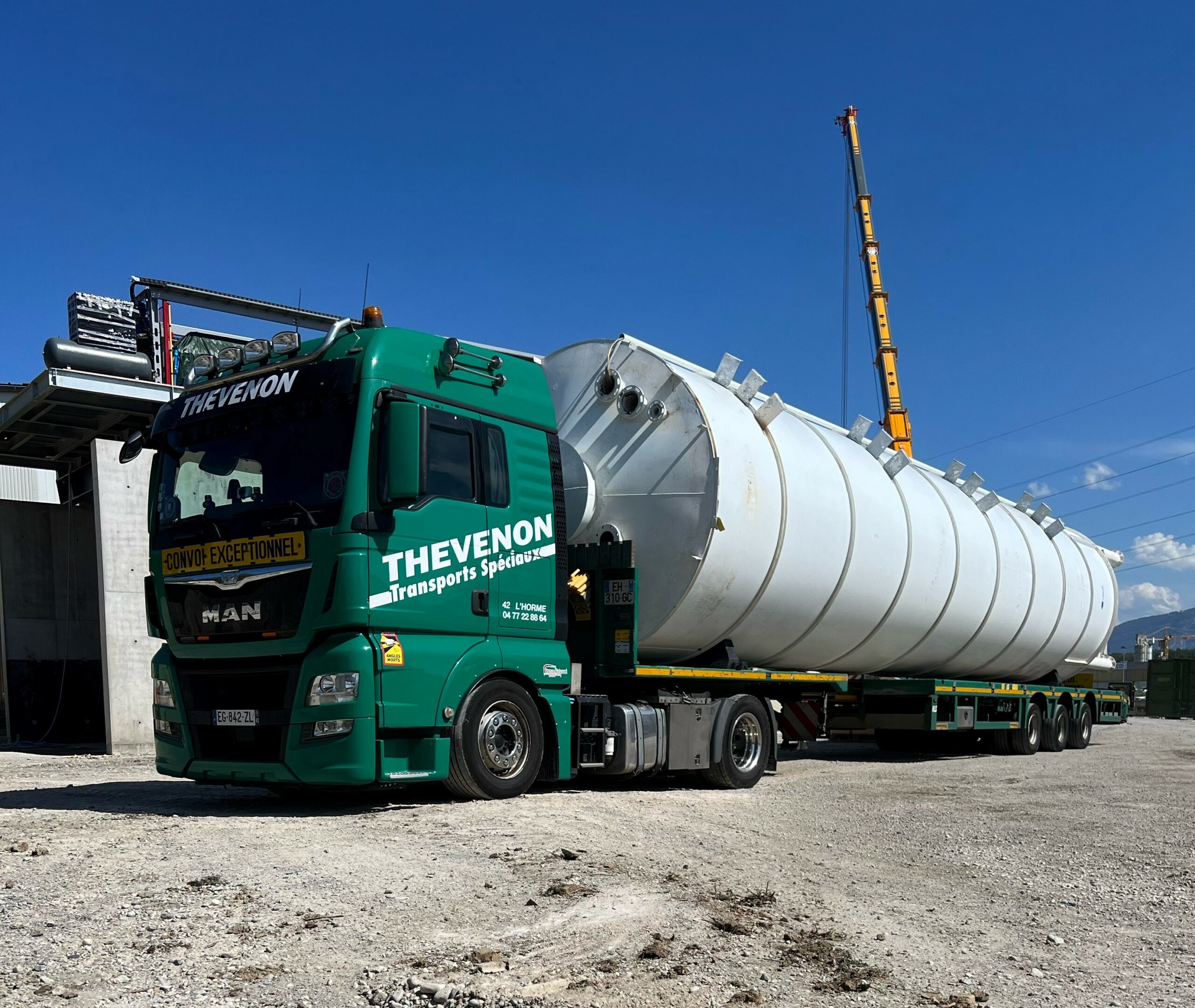 Remorque à plateau bas : le “couteau suisse” du transport exceptionnel